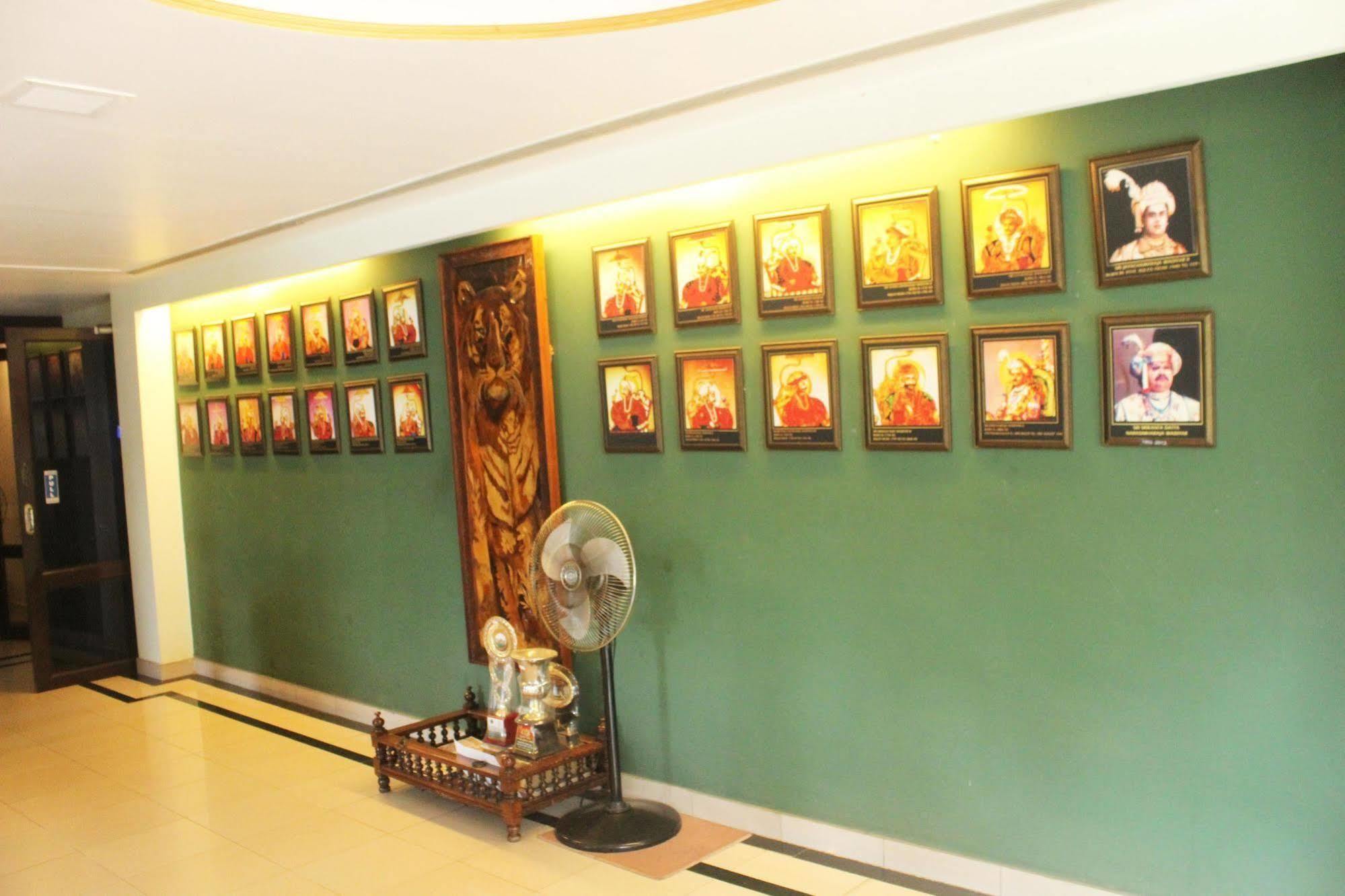 Treebo Trend Royal Inn Mysore Esterno foto